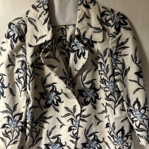 Jones New York size 4 embroidered swing jacket